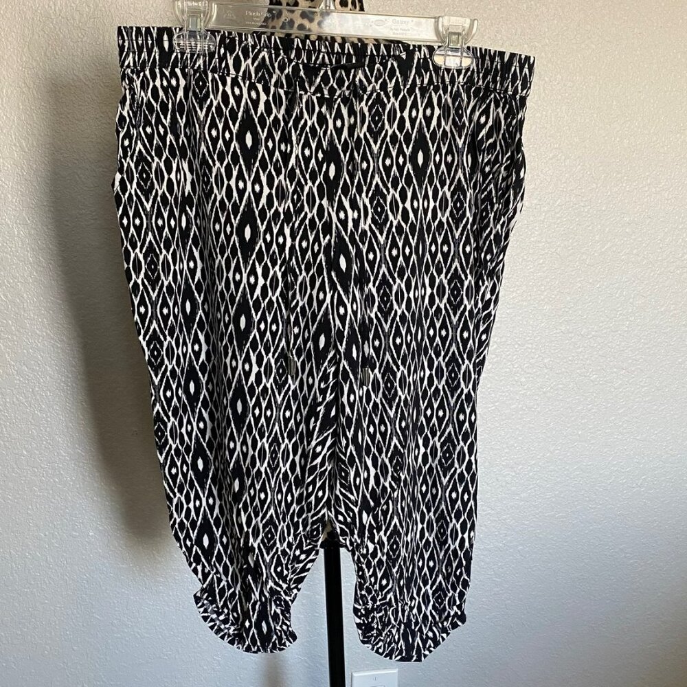 Style & Co Petite Black and White Printed Pants - Size PL